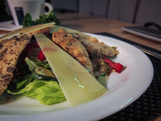 Горячий салат-гриль с цыпленком и овощами