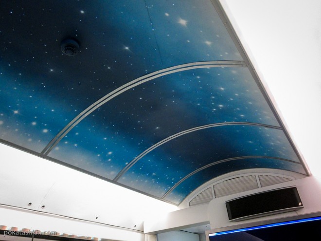 Звездное небо на потолке вагона