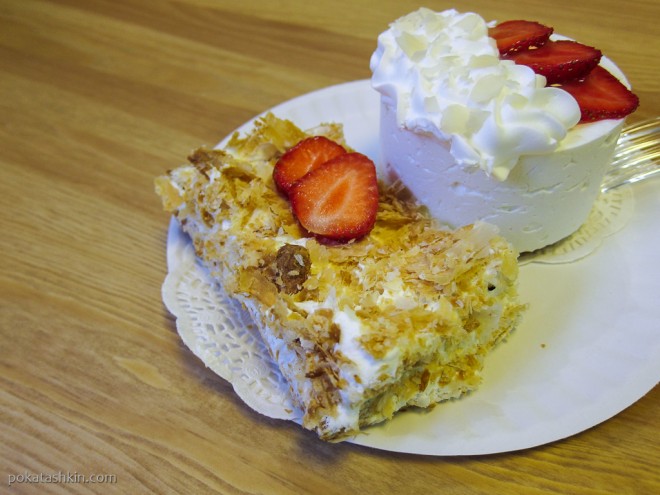 Пирожные в кафе-кондитерской «КейксБай» / «Cakes.by» (Минск)