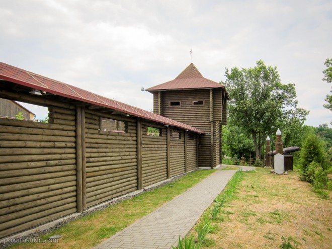 Дорожка вдоль стены Мозырского замка