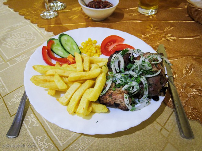 Шашлык из свинины с зеленью и картофелем фри