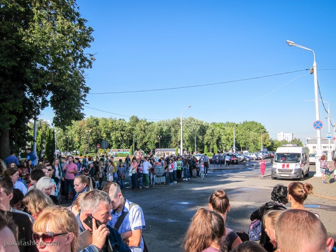 Очередь на фестиваль авиационного спорта «Мирное небо» в Минске