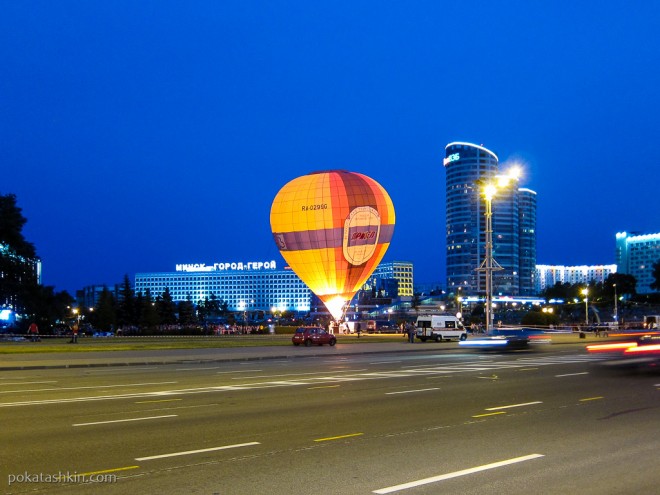 Ночное свечение воздушных шаров в Минске