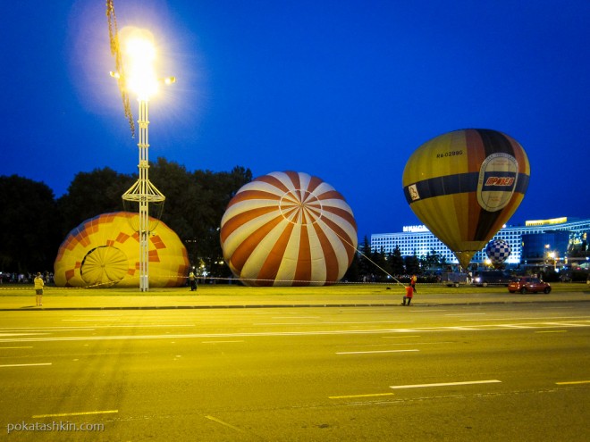 Ночное свечение воздушных шаров в Минске