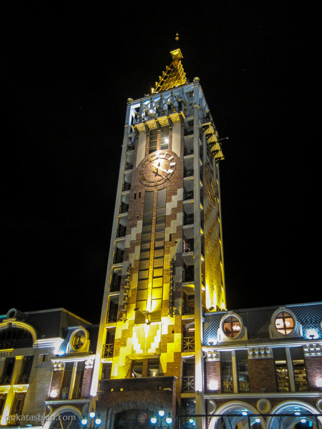 Башня с часами на площади Пьяцца