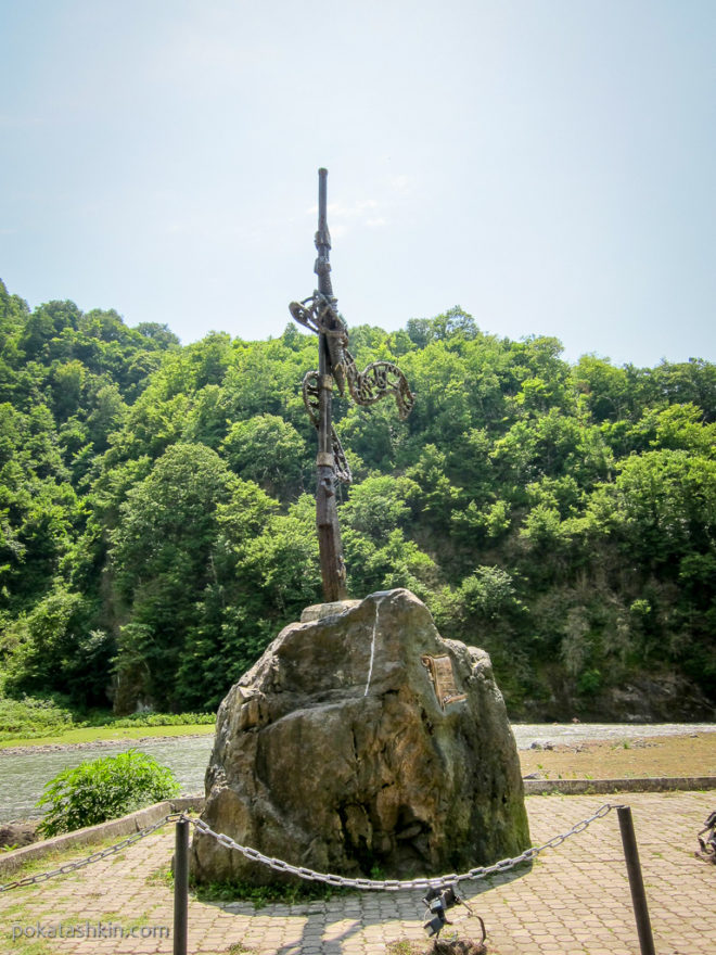 Памятник ружью "Топи Мачахела" под Батуми