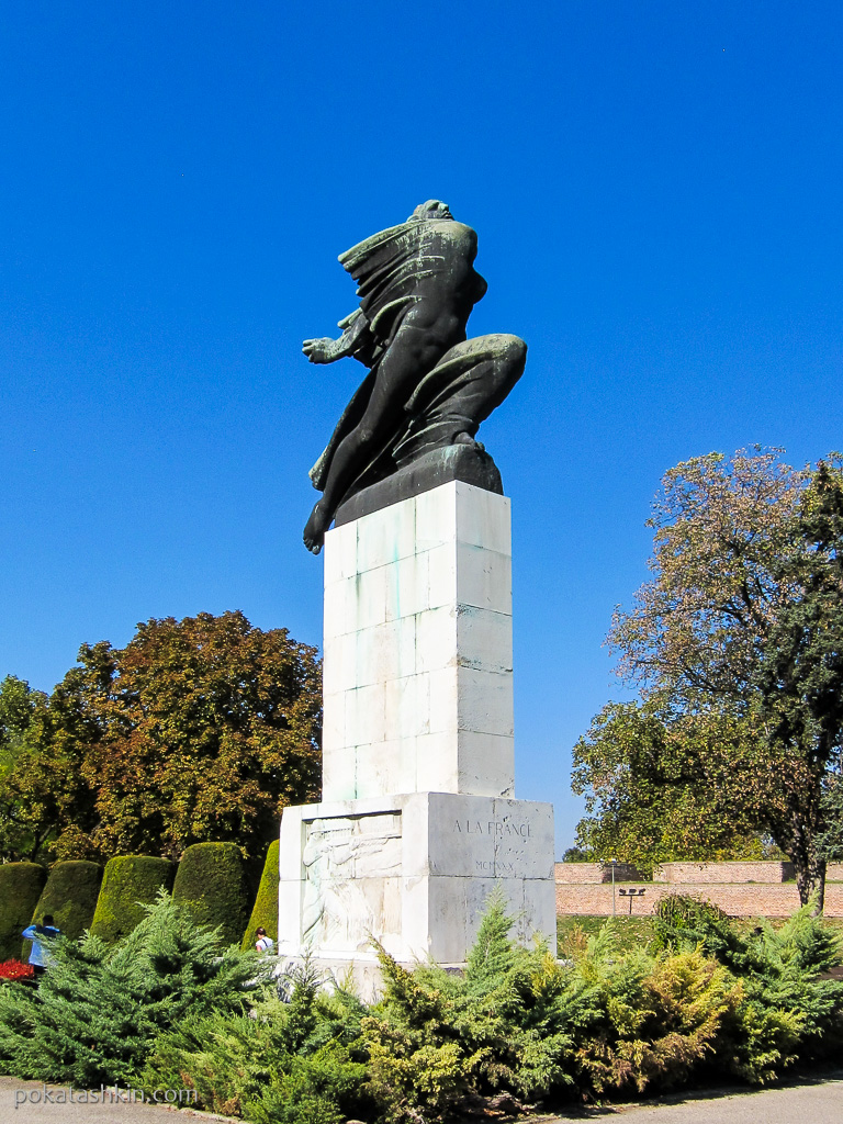 Памятник благодарности. Парк Калемегдан Белград. Белград памятник. Калемегдан памятник. Памятник благодарности Франции в Белграде.