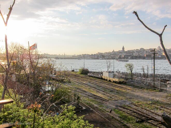 Железнодорожные пути, уходящие в море