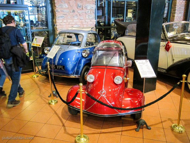 Синяняя BMW Isetta 300 (1956 г) и красная Messerschmitt KR200 (1960 г)