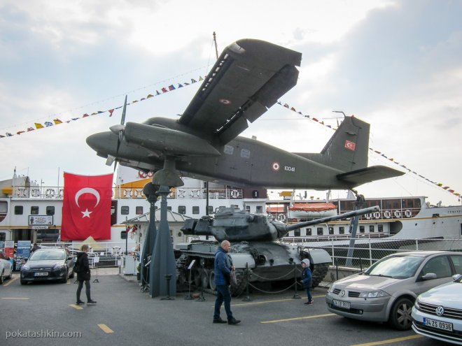 Танк и самолёт на парковке в музее Рахми Коча