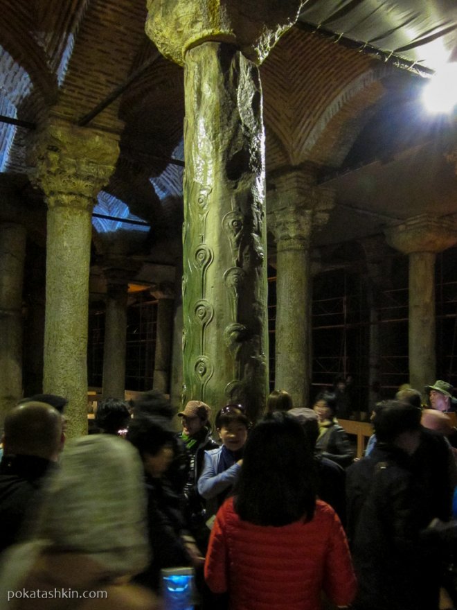 Плачущая колонна в Цистерне Базилика (Еребатан Сарничи)
