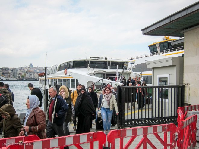 Паром в Стамбуле: высадка пассажиров