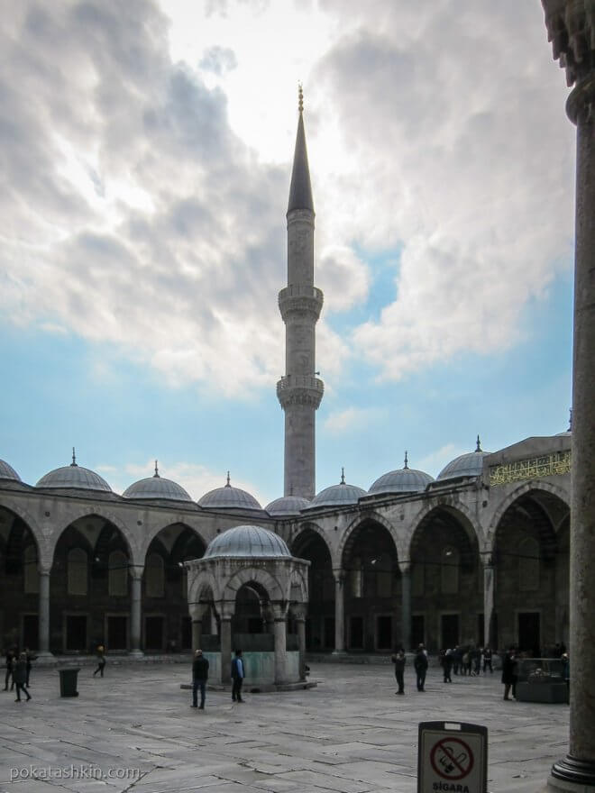 Внутренний двор Голубой мечети (Мечеть Султанахмет)