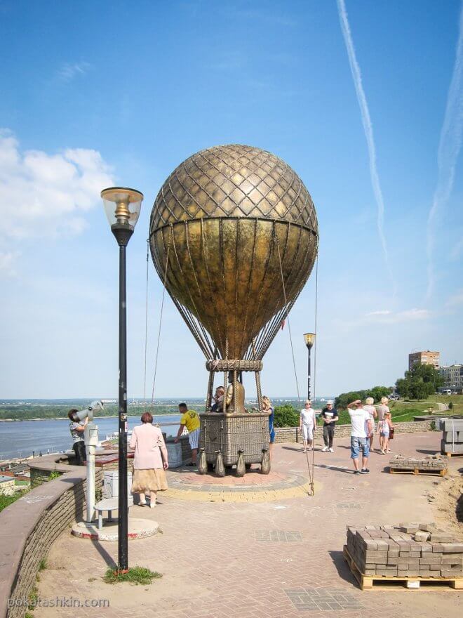 Памятник Жюль Верну на набережной Федоровского в Нижнем Новгороде