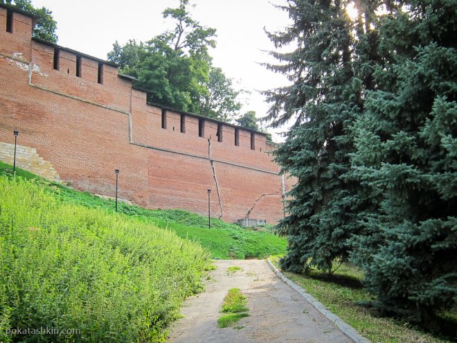 Трещины в стене Кремля в Нижнем Новгороде