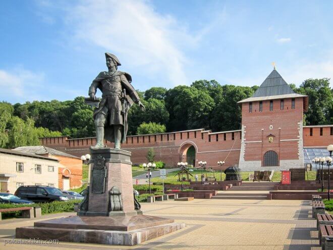 Нижегородский кремль: Зачатская башня и памятник Петру I