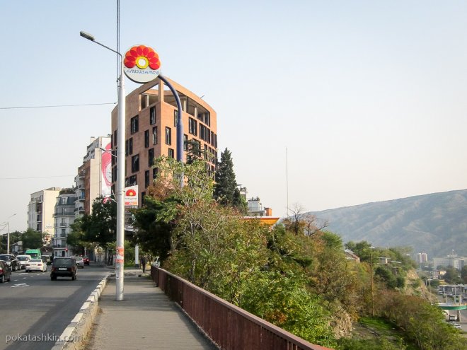 Дом с хаотичным расположением окон в Тбилиси