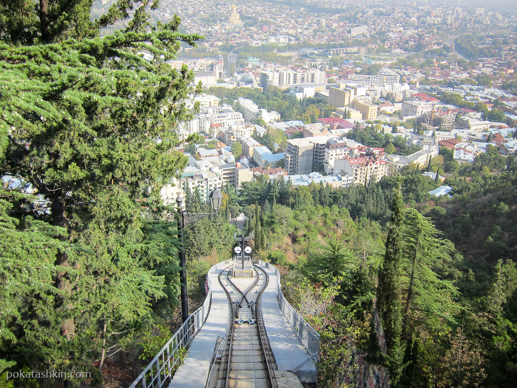 Канатная дорога тбилиси. Мтацминда Тбилиси канатная дорога. Мтацминда парк фуникулер. Тбилиси фуникулер Мтацминда. Фуникулёр в Тбилиси на гору.