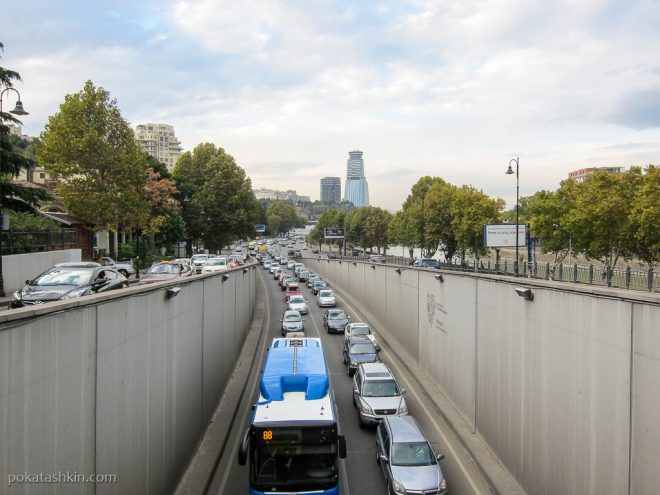 Правая набережная рядом с мостом Галактиона Табидзе (Тбилиси)