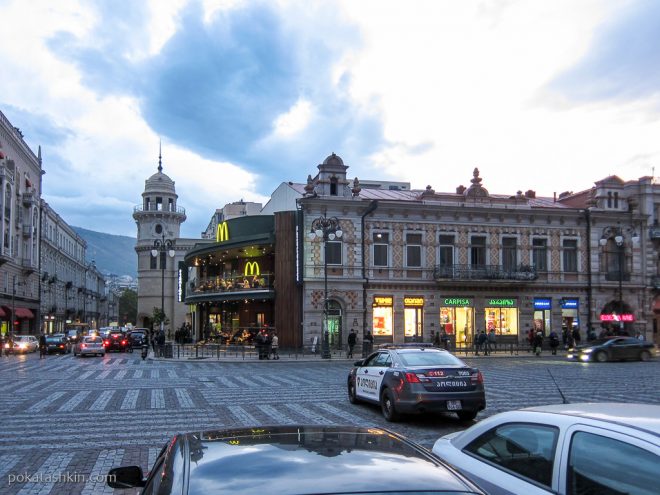 Площадь рядом со станцией метро Марджанишвили (Тбилиси)