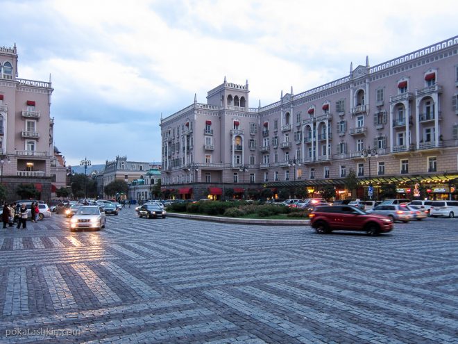 Площадь рядом со станцией метро Марджанишвили (Тбилиси)