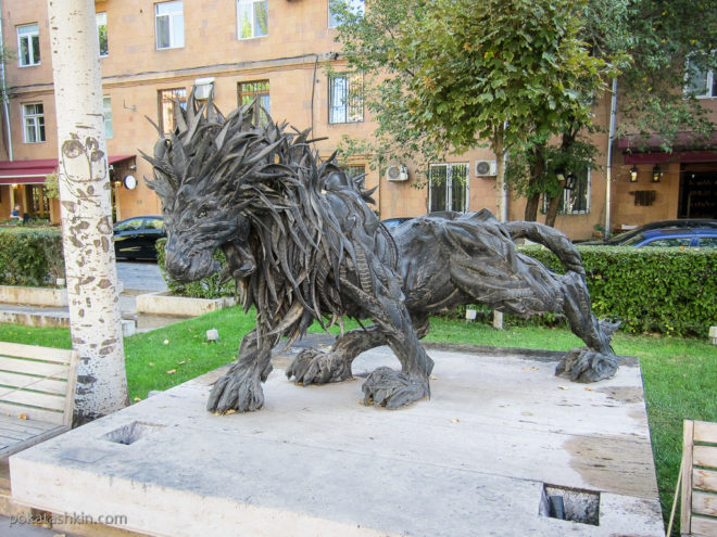 Экспонаты художественного музея Гафесчяна рядом с комплексом "Каскад" (Ереван)