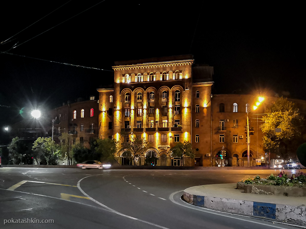 Ереван ночью. Ночной Ереван улицы. Ереван центр города. Улицы Еревана ночью. Центр Еревана ночью.