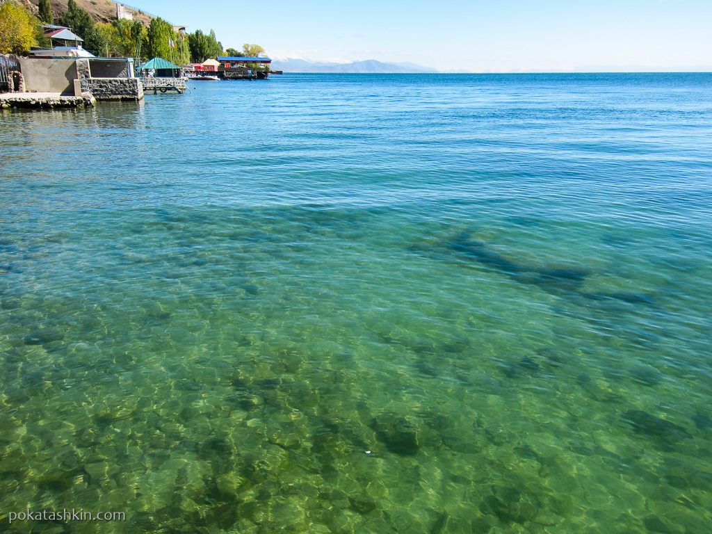 Температура озера севан. Озеро Севан. Озеро Севан вода. Бирюзовый пляж Севан. Вода озеро Севан Армения.